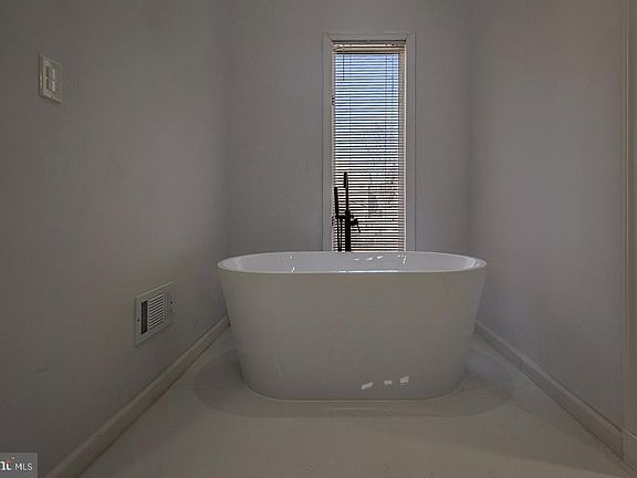 4th image of 242 Hollow Rd