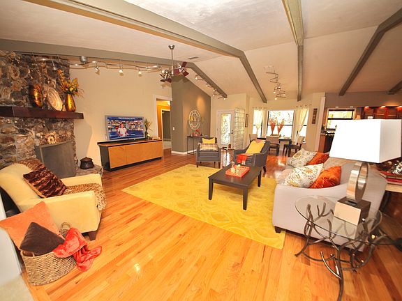5th image of 484 S Timberlane Dr