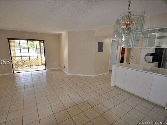 5th image of 20681 NE 4th Pl APT 105
