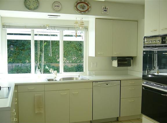 Light & bright white kitchen