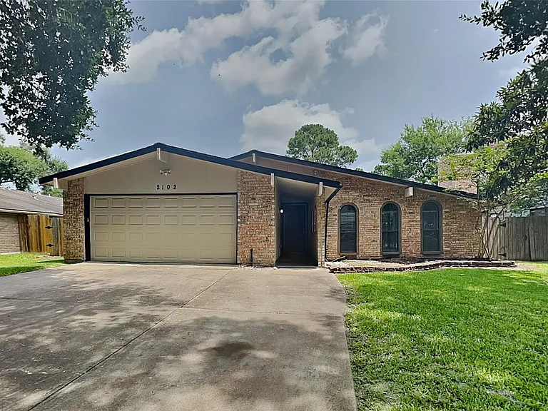 2102 Turtle Creek Dr — Photo 1