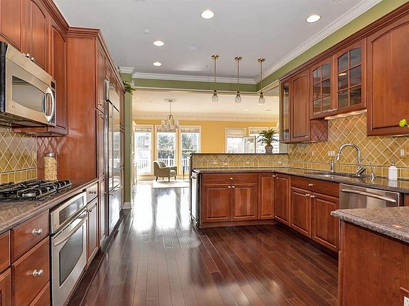 3rd image of 510 Harbor Pl