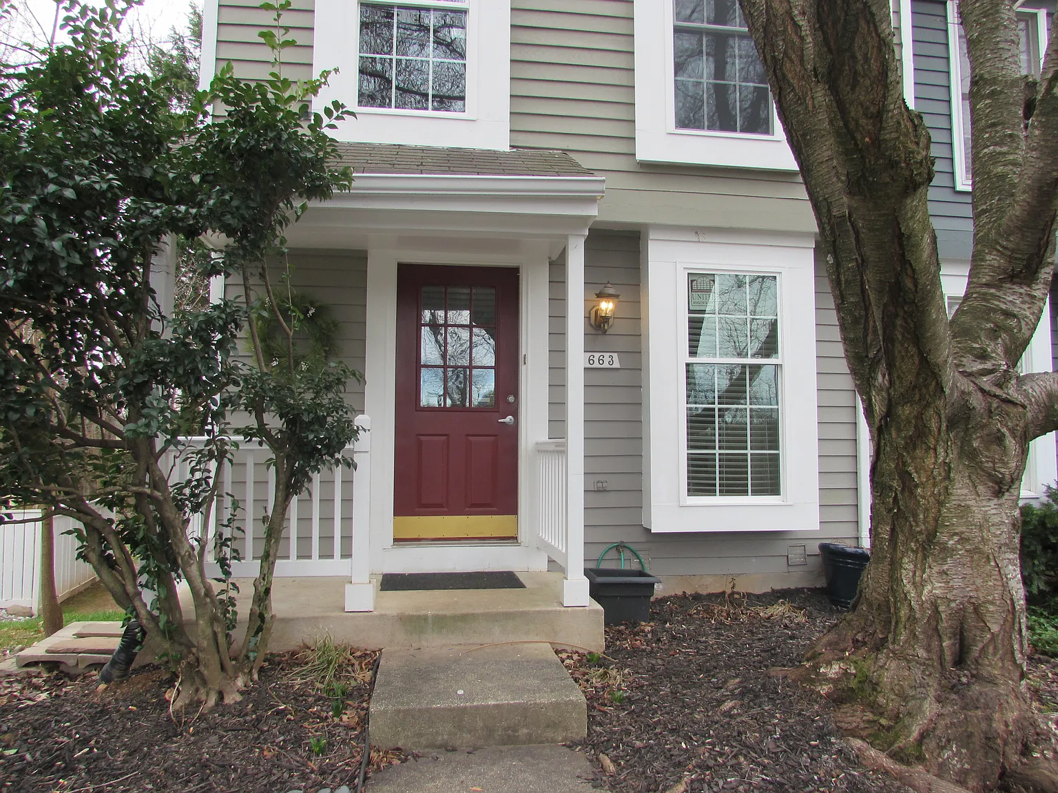 Lovely Victorian Style home with beautiful landscaping!! — Photo 1