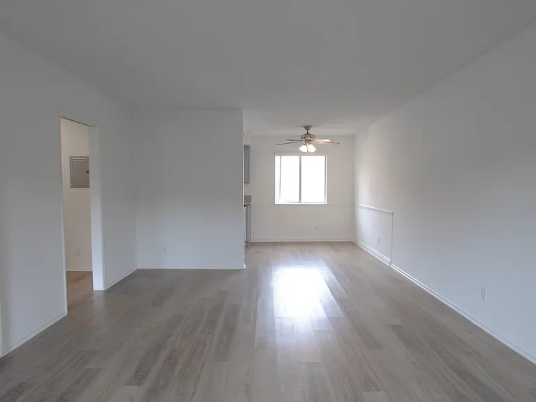 824 E Windsor Rd — Photo 16