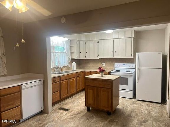 2nd image of 235 Akard St