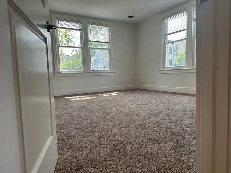 3 bed, 1.0 bath, 1200 sqft, $2,500 — Photo 4