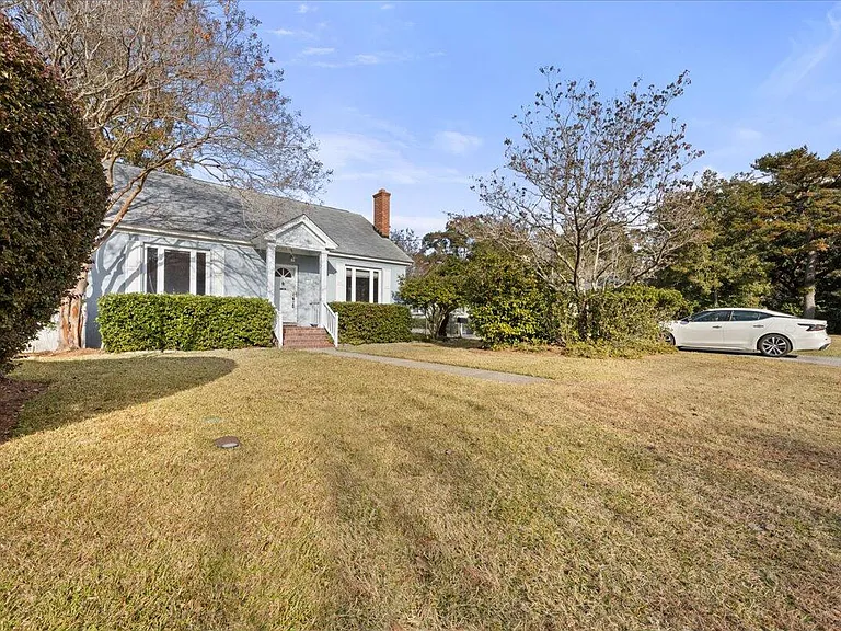 570 Elizabeth Ln W — Photo 2