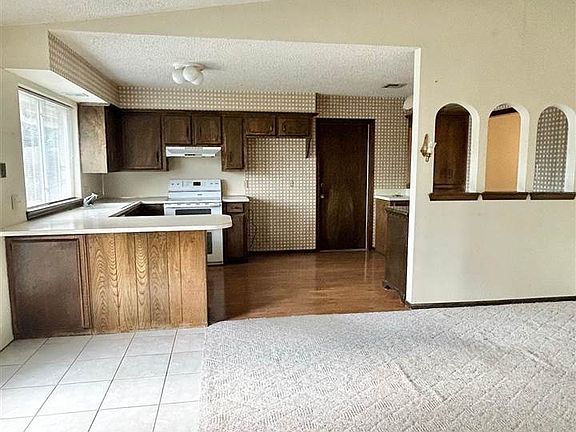 5th image of 709 SW Chaucer Cir