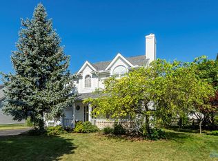 979 Little Creek Dr, Perrysburg, OH 43551