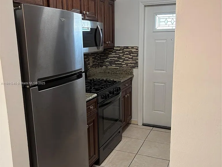 220 SW 7th St #8 — Photo 5