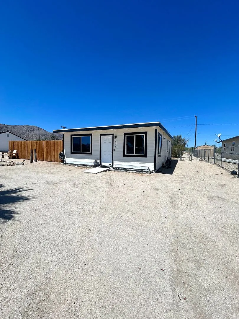 Newly Renovated 2 Bedroom 1 Bathroom Home — Photo 2