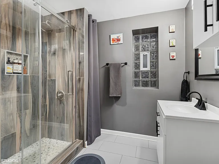 1920 W Dickens Ave #1F — Photo 16