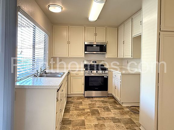 3rd image of 1553 Palomar Dr