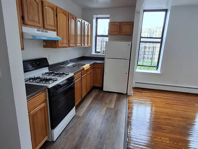1679 Southern Blvd — Photo 1