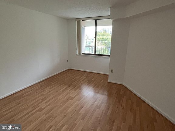 5th image of 10101 Grosvenor Pl APT 214