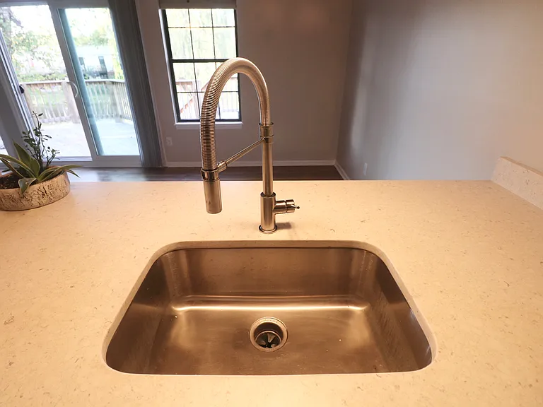 1005 Lakefront Dr — Photo 8