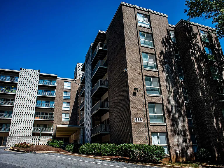 Silver Spring House Apartments Driveway