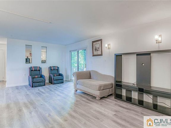 4th image of 23 Colonial Lake Dr