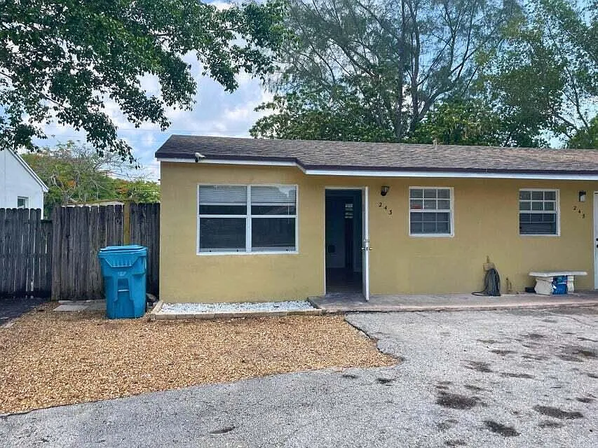 1 bed, 1.0 bath, 1974 sqft, $1,550 — Photo 2