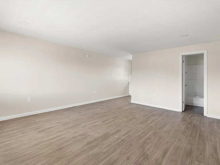 Tyler Arms Apartments - Riverside, CA — Photo 34