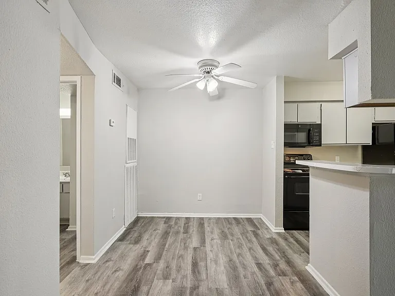 Porterwood Apartments — Photo 48