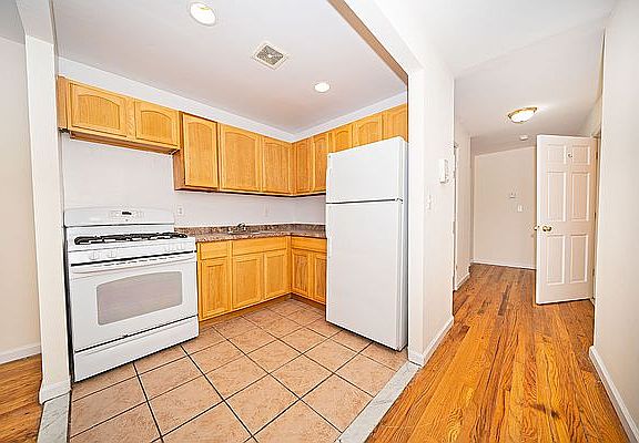4th image of 109 Weirfield St #1