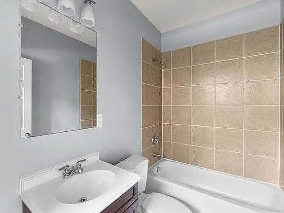 3rd image of 2511 Eutaw Pl #407