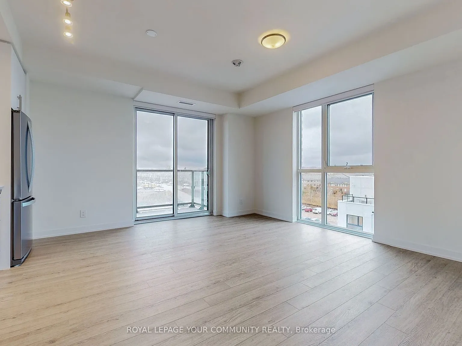 Oakvillage — Photo 2