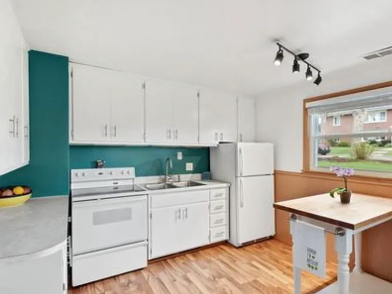 5105 Wallace Ave #B — Photo 3
