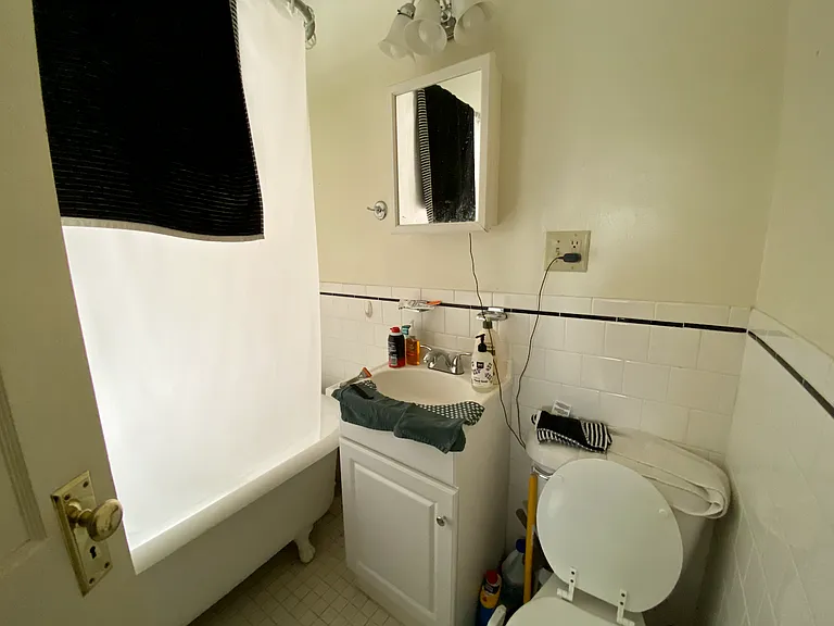 100 Queensberry St #17 — Photo 6