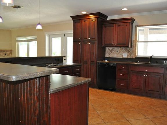 3rd image of 102 E Cumberland Cir