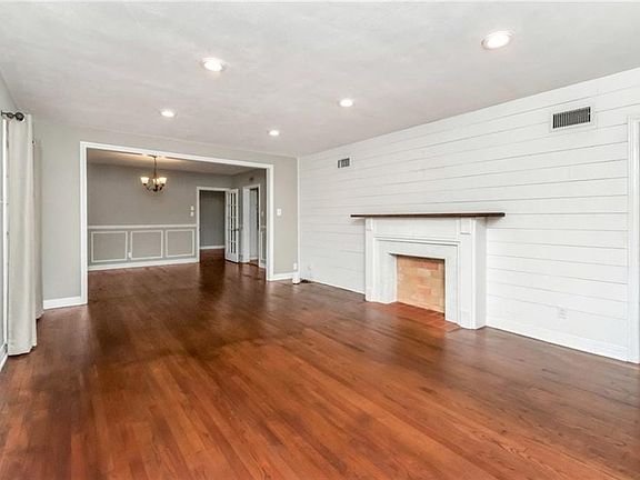 4th image of 1017 Hillcrest Ln
