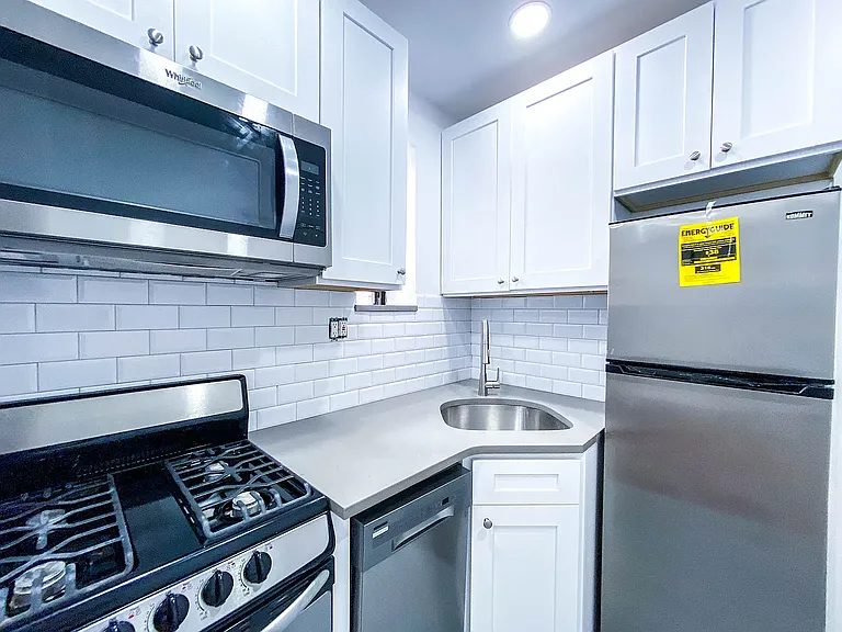3111 Crescent St #D7 — Photo 7