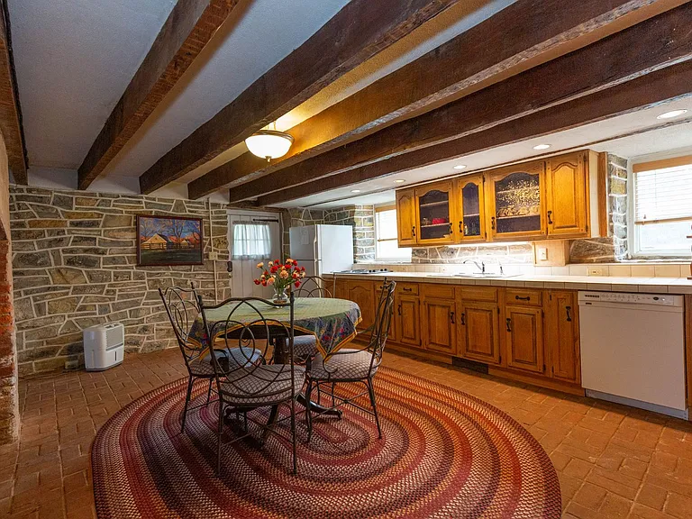 568 Smithfield Ln — Photo 4