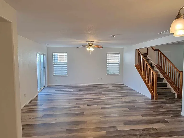 10442 Garland Dr — Photo 2