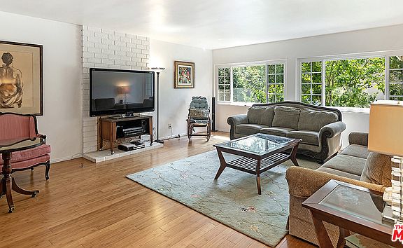 5th image of 2707 S Beverly Dr