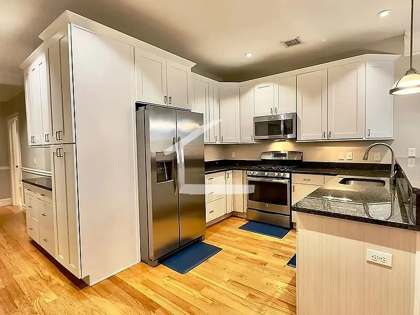 Beautifully Designed Luxury 2-Bed/2-Bath in the South End — Photo 1