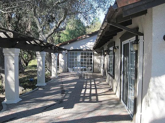 4th image of 713 E La Loma Ave