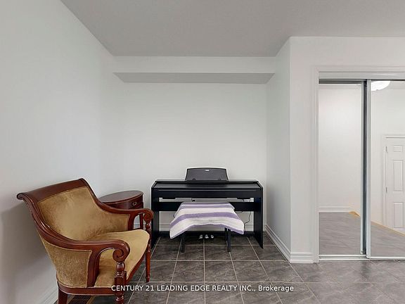 5th image of 12 Pringdale Gardens Cir E
