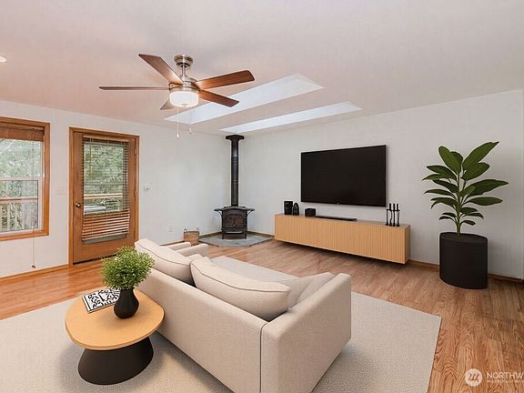2nd image of 566 E Pointes Drive W