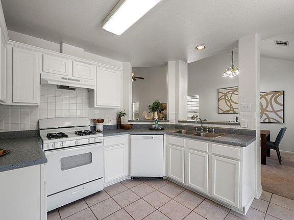 3rd image of 1637 Gaylord Dr