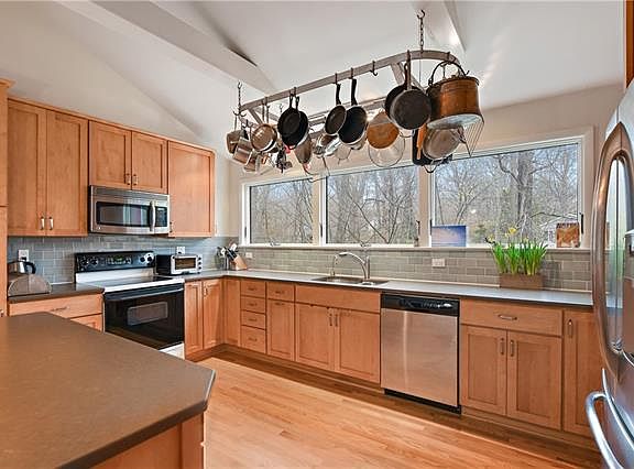 5th image of 18 Inwood Ln E
