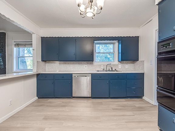 4th image of 921 Evans St