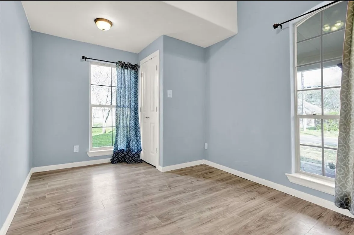 704 E Chaffin St — Photo 3