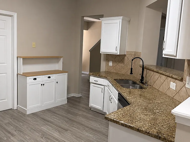 6010 Ellington Cv — Photo 8