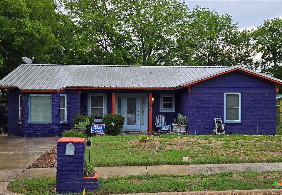 1st image of 704 W Avenue F