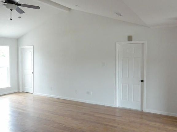4th image of 2581 Live Oak St