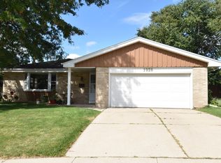 1926 Manhattan Dr, Waukesha, WI 53186