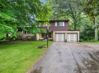 1309 Robinhood Dr, Elgin, IL 60120