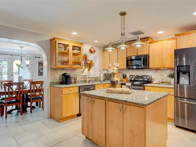 150 Azalea St — Photo 3